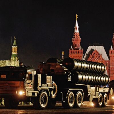 Kerryn mukaan S-300-ohjusjärjestelmän toimittaminen Bashar al-Assadin hallinnolle ei edistä rauhan toteutumista. Kuvassa S-300 ilmatorjuntaohjussarja. Koneistot osallistuivat paraatin kenraaliharjoitukseen Moskovassa 30. huhtikuuta 2012.