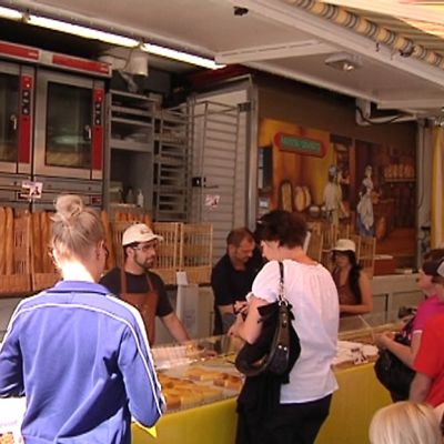 Kokkolalaiset ostamassa patonkeja eurooppalaiselta ruokatorilta.