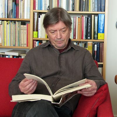 Juha Kangas lukee kirjaa
