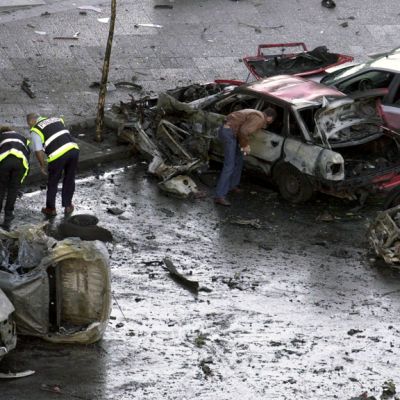 Espanjalaiset poliisit tutkivat autopommin aiheuttamaa tuhoa Bernabeun stadionin läheisyydessä Madridissa