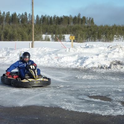 Karting-auto ajaa jäisellä radalla.