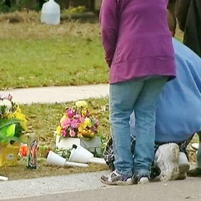 Maannielemän vieneen miehen perheenjäsenet ja ystävät laskevat kukkia talon edustalla sijaitsevalle muistopaikalle 3. maaliskuuta 2013.