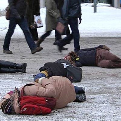 Pyörtyneitä ihmisiä makaa aukiolla