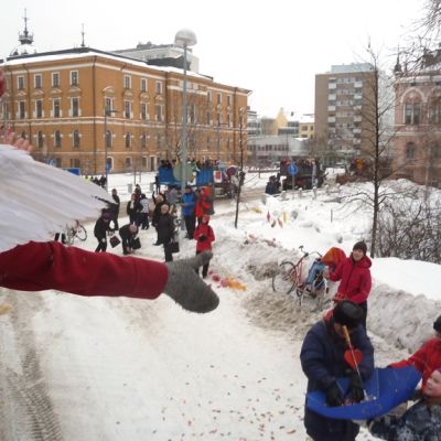 Abiturientit heittävät karkkeja rekan lavalta