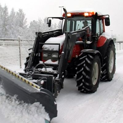 Perinteisiä aura-autoja ja tiehöyliä on korvattu alemmalla tieverkolla tänä talvena nopeilla traktoreilla