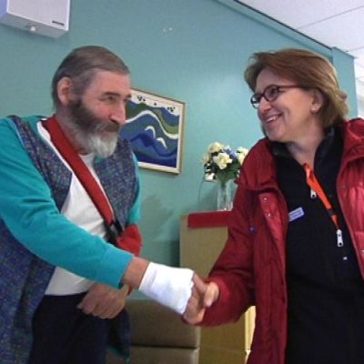 Sairaanhoitaja Tarja Niittumäen käteltävänä Pertti Kuortti Hauholta