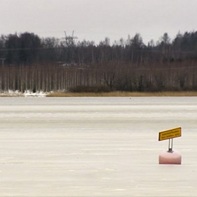 Jäätynyt järvi