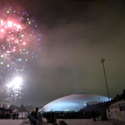 Ilotulitus Raksilan pesäpallostadionilla uudenvuodenaattona.