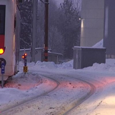 Paikallisjuna talvisella Riihimäen ratapihalla.