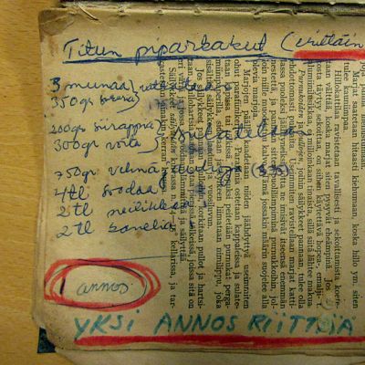 Piparkakkuresepti kirjoitettuna lehtileikkeen päälle