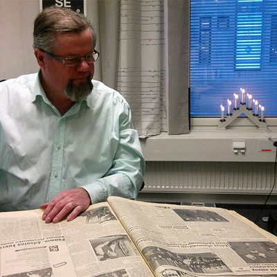 Taloustoimittaja Simo Kattilakoski selailee 50 vuoden takaisia Keskipohjanmaan lehtiä.