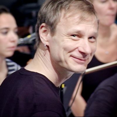 Ismo Alanko harjoittelee Radion sinfoniaorkesterin kanssa Musiikkitalossa