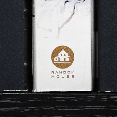 Penguin- ja Random House-kustannusyhtiöiden kirjoja hyllyssä.