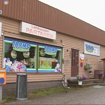 Ylä-Luostan kyläkauppa ja asiamiesposti Rautavaaralla.