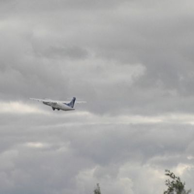 Matkustajalentokone juuri noussut ilmaan Tikkakosken lentoasemalta.