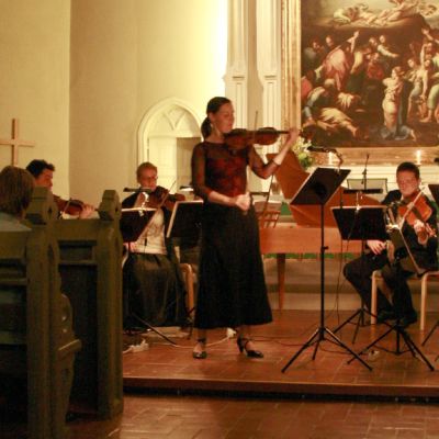 Naisviulisti Satasoiton kirkkokonsertissa.