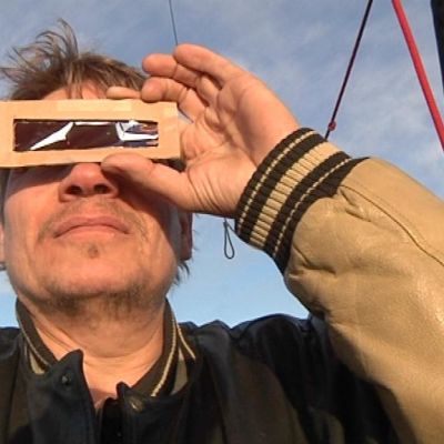 Hämeenlinnan tähtitieteenharrastajien yhdistys Vega ry:n puheenjohtaja Raimo Känkänen katselee Venuksen ylikulkua kuumailmapallossa.