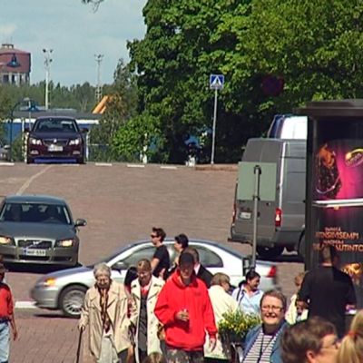 Liikennettä Kotkan Kauppakadulla.