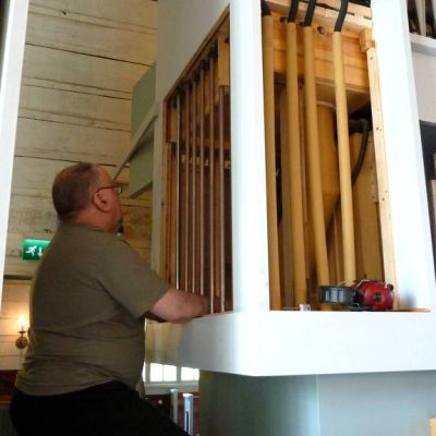 Jouko Pirkkanen korjaa Haukiputaan kirkon urkuja.