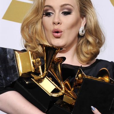 Adele lukuisine Grammyineen.
