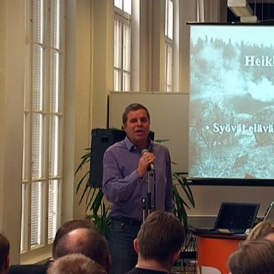 Mato Valtonen luennoi.