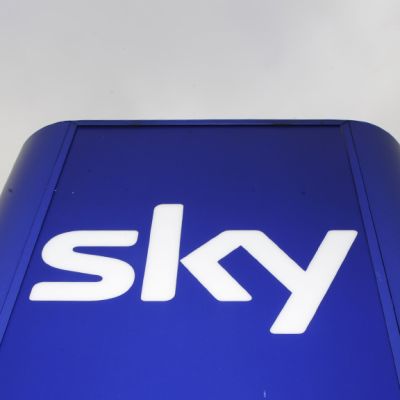 Sky Newsin tunnus yhtiön toimipisteessä Osterleyssä, Lontoossa.
