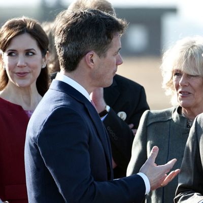 Tanskan kruununprinsessa Mary ja kruununprinssi Frederik vastaanottavat Cornwallin herttuatar Camillan ja Britannian prinssi Charlesin Kööpenhaminassa 24. maaliskuuta 2012.