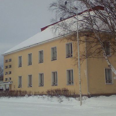 Pappila huoltoaseman suunnasta katsottuna, talvinen maisema.