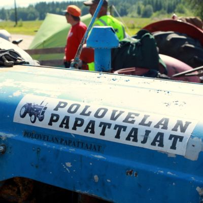 Polvelan Papattajien sininen traktori