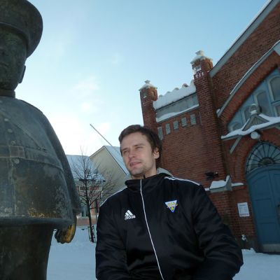 Jarmo Härmä johdattaa Oulun Luistinseuran salibandyjoukkueen liigaan kaudella  2012-2013