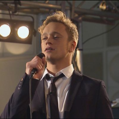 Ville Eetvartti laulaa.