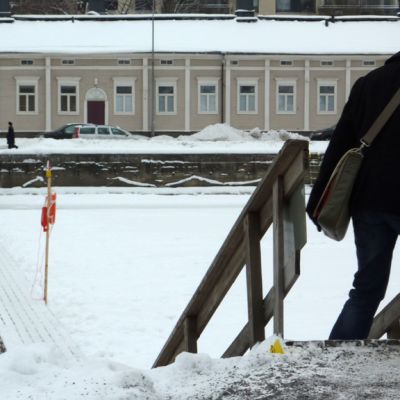 Jääsilta Aurajoen yli.