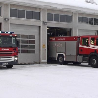 Paloautot lähdössä Rovaniemen paloasemalta.