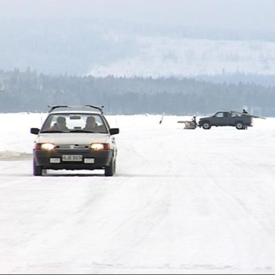 Autoja Kolin jäätiellä.