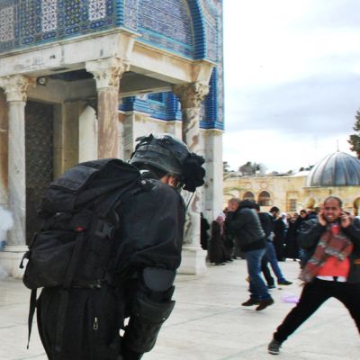 Israelin mellakkapoliisi yhteenotossa palestiinalaisten kanssa 24. helmikuuta 2012.