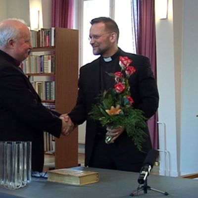 Kuopion nykyinen piispa Wille Riekkinen onnittelee hänen seuraajakseen valittua Jari Jolkkosta.
