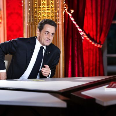Sarkozy tv-ohjelman studiossa kahden haastattelijan kanssa.