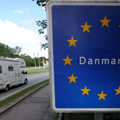 Tanskan Krusan ja Saksan Flensburgin välinen raja-alue. Taustalla asuntoauto ylittämässä rajaa.