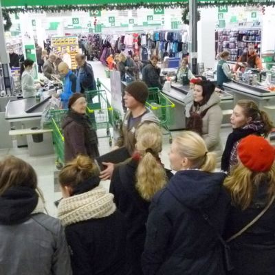 Kuorolaisia ja asiakkaita Kuopion Prismassa.