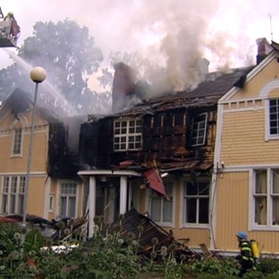 Klostret huvilan paloa sammutetaan Kauniaisissa.