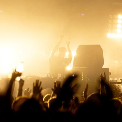Yleisöä Tensnaken keikalla Flow festivaaleilla.