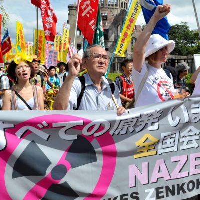 Ydinvoiman ja aseiden vastainen mielenosoitus Hiroshima-päivänä Hiroshimassa 6. elokuuta.
