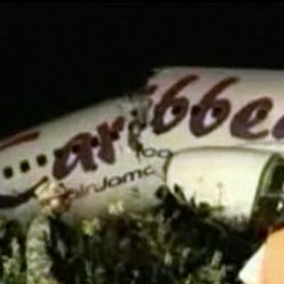 Keskeltä katkennut Carribean Airlines -lentoyhtiön matkustajakone.