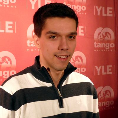 Tino Ahlgren kisaa finaalissa tangokuninkaan kruunusta.