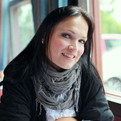 Tarja Turunen hymyilee kiteeläisen hotellin ravintolassa.