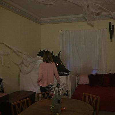 Vanhan maalaistalon sali on koristeltu halloweenjuhlaa varten.