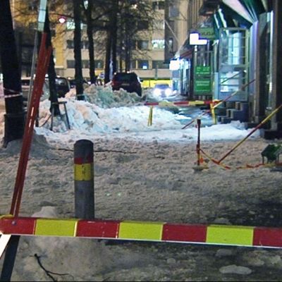 Katolta tipahtanutta lunta, varoitusmerkkejä.