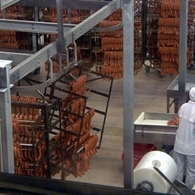Atrian Nurmon tehtailla valmistuu makkaraa päivittäin noin 200 000 kiloa.