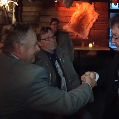 Perussuomalaisten Lauri Heikkilää onnitellaan.