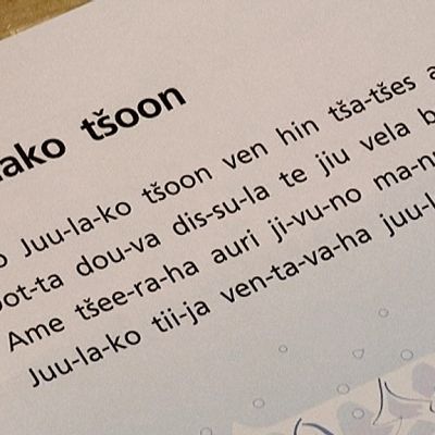 Miranda Vuolasrannan tekemä koulukirja "Romani t'simbako drom"